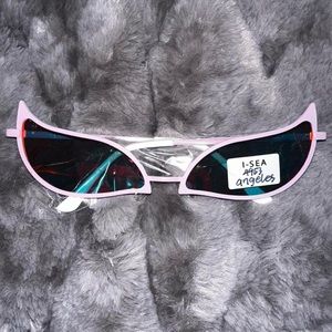 Women’s cat eye, sunglasses, white and pink colored brand new never used